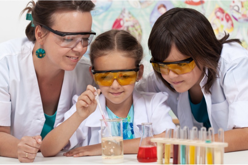 LA IMPORTANCIA DE UN BUEN EQUIPO DE LABORATORIO EN EL ÁMBITO ESCOLAR